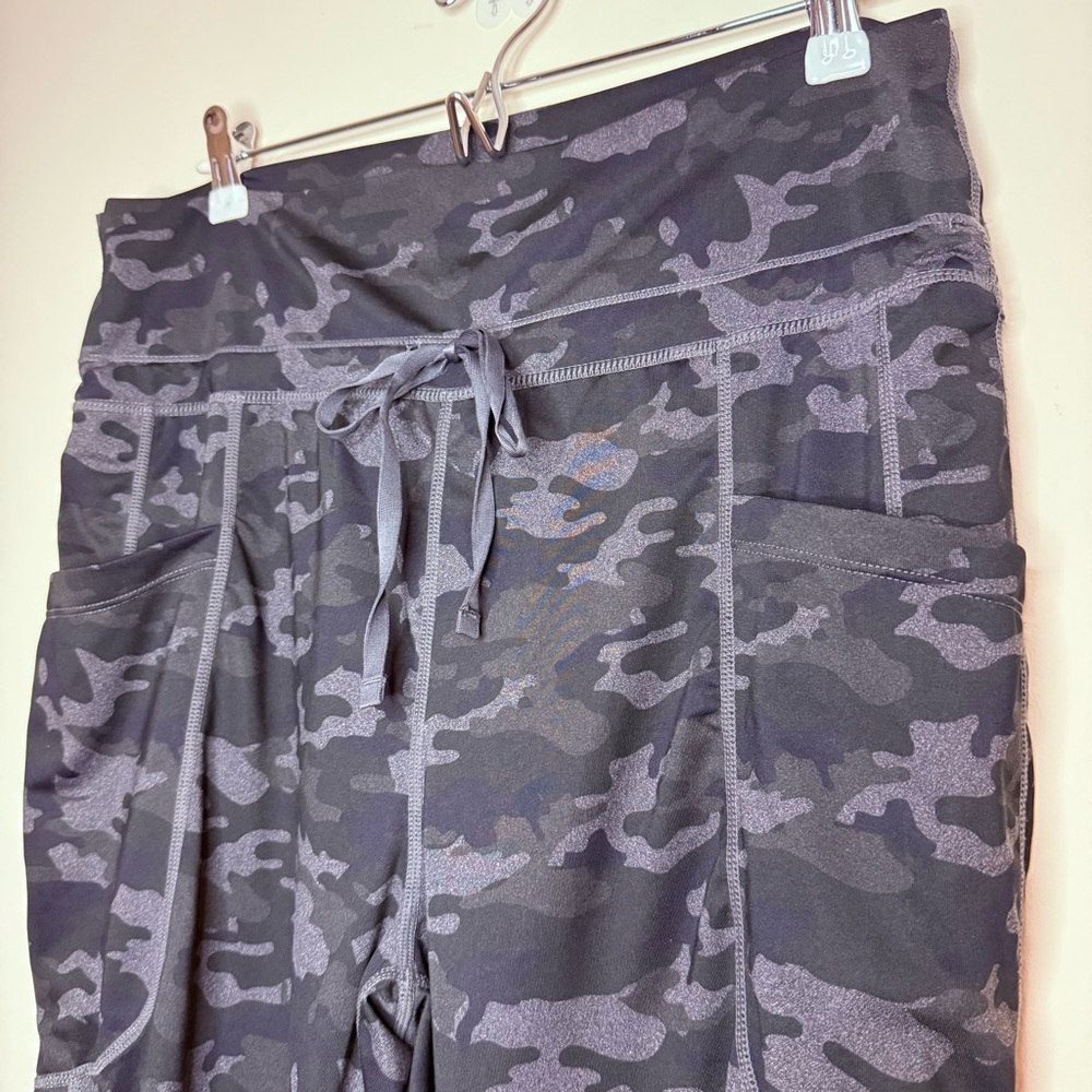 FABLETICS Maj Foldover Drawstring Waistband Pocket Camo Atheleisure Yoga Jogger - Picture 4 of 11